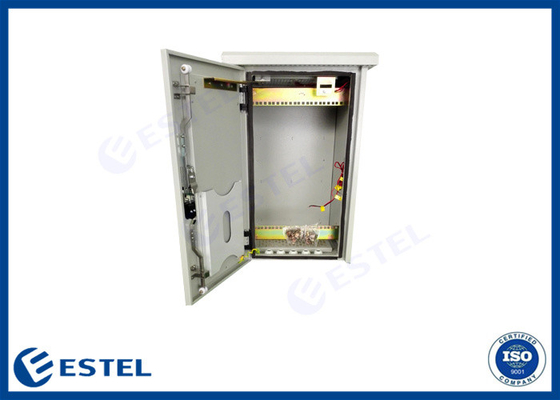 Cây điện ngoài trời được gắn cột chống rỉ sét với 4 quạt để làm mát