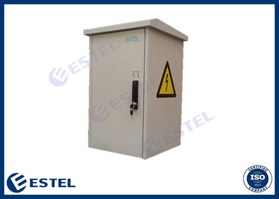 Cây điện ngoài trời được gắn cột chống rỉ sét với 4 quạt để làm mát