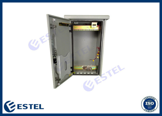 Cây điện ngoài trời được gắn cột chống rỉ sét với 4 quạt để làm mát