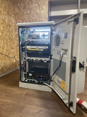 19 inch 18U tiêu chuẩn ngoài trời Telecom Cabinet với hệ thống làm mát Một cửa trước thép không gỉ