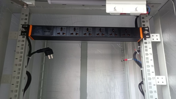 Đen 200 - 240VAC 32A Đơn vị phân phối điện PDU dọc với ổ cắm C13 / C19 để phân phối điện