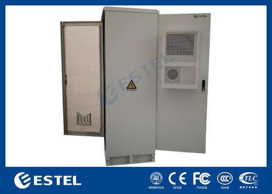 Tủ lưu trữ năng lượng tích hợp ngoài trời có hai cửa và giá đỡ pin nhiều lớp cho các ứng dụng viễn thông và nguồn điện dự phòng