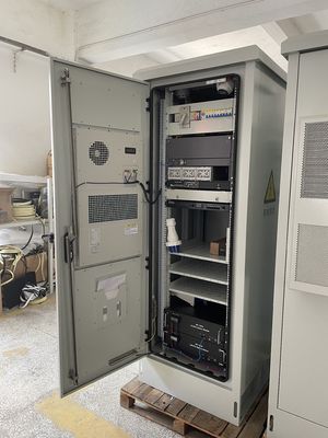 19 inch 18U tiêu chuẩn ngoài trời Telecom Cabinet với hệ thống làm mát Một cửa trước thép không gỉ